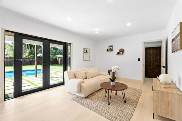 7020 Plantation Rd, Plantation, FL 33317