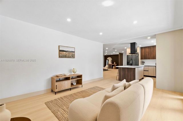 7020 Plantation Rd, Plantation, FL 33317