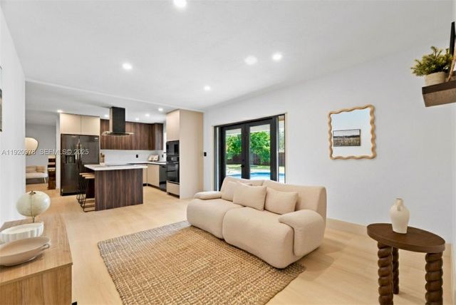 7020 Plantation Rd, Plantation, FL 33317