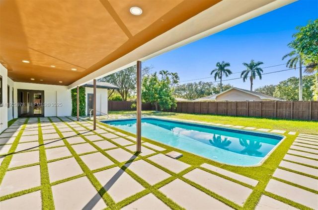 7020 Plantation Rd, Plantation, FL 33317