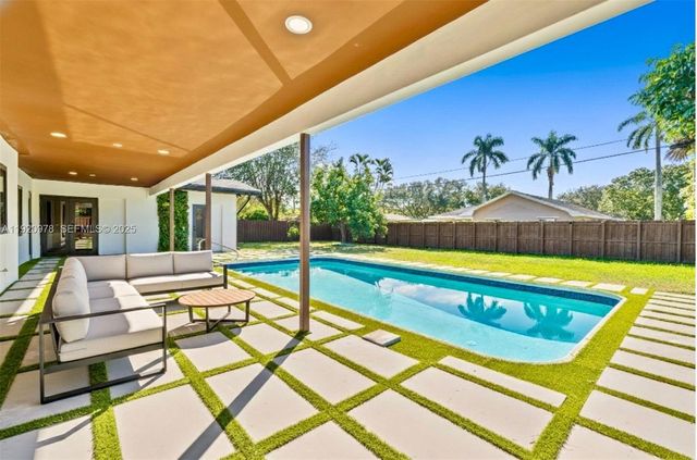 7020 Plantation Rd, Plantation, FL 33317