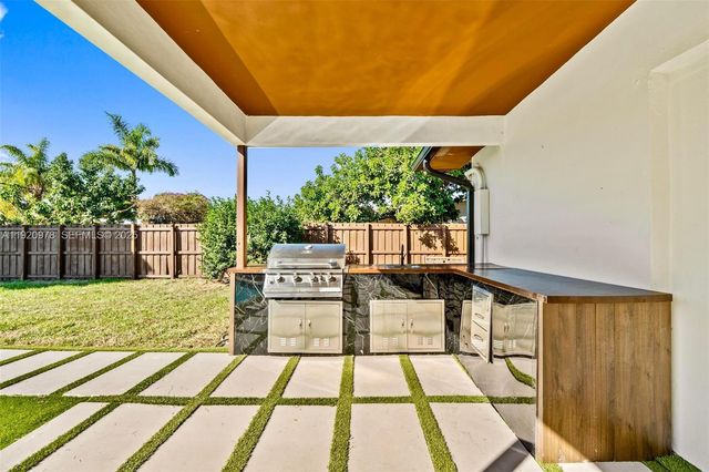 7020 Plantation Rd, Plantation, FL 33317