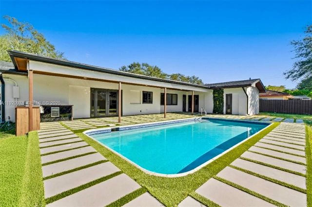 7020 Plantation Rd, Plantation, FL 33317