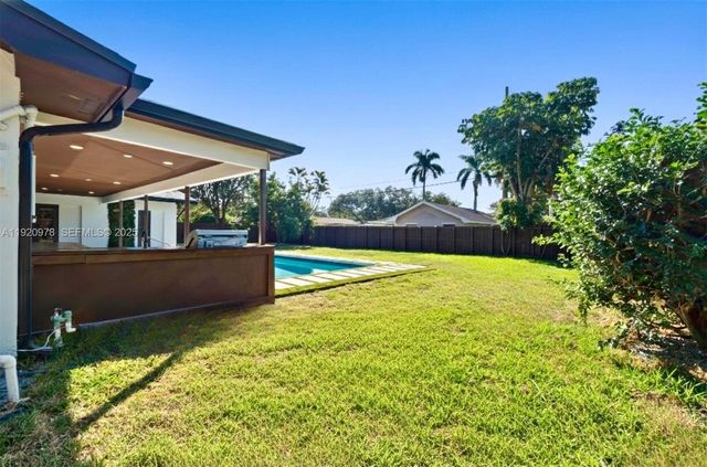 7020 Plantation Rd, Plantation, FL 33317