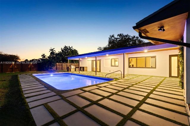 7020 Plantation Rd, Plantation, FL 33317