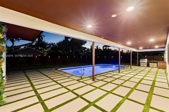 7020 Plantation Rd, Plantation, FL 33317