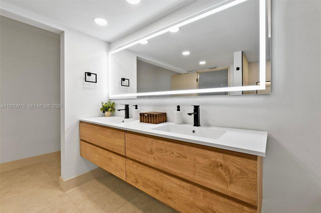 7020 Plantation Rd, Plantation, FL 33317