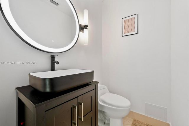 7020 Plantation Rd, Plantation, FL 33317