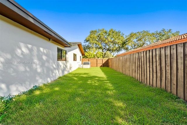 7020 Plantation Rd, Plantation, FL 33317