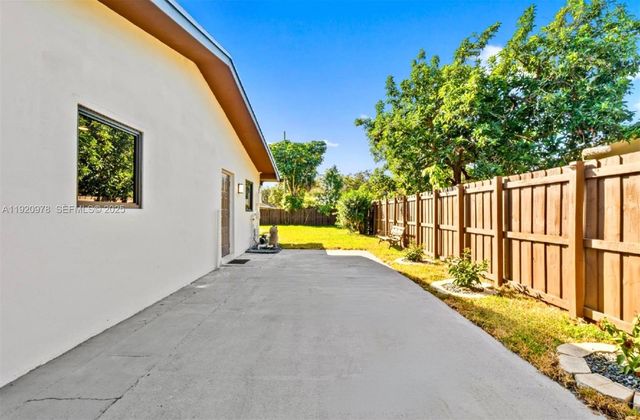 7020 Plantation Rd, Plantation, FL 33317