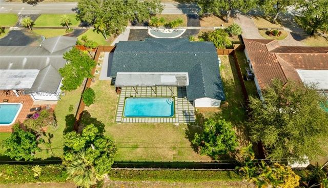 7020 Plantation Rd, Plantation, FL 33317