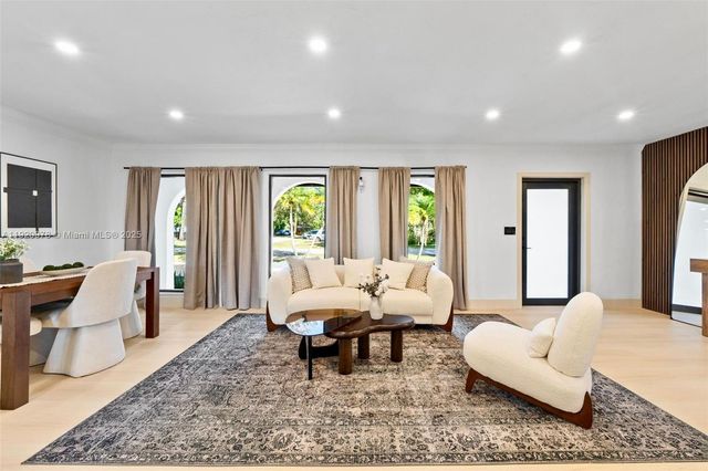 7020 Plantation Rd, Plantation, FL 33317