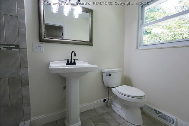 306 Lake Drive, Hurricane, WV 25526