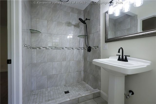 306 Lake Drive, Hurricane, WV 25526