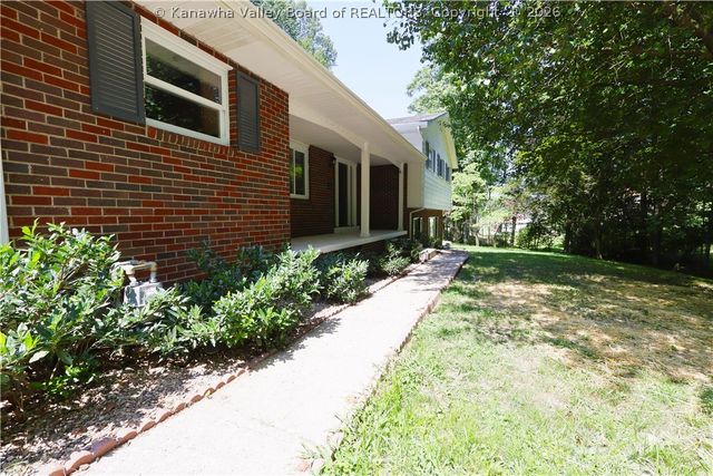 306 Lake Drive, Hurricane, WV 25526