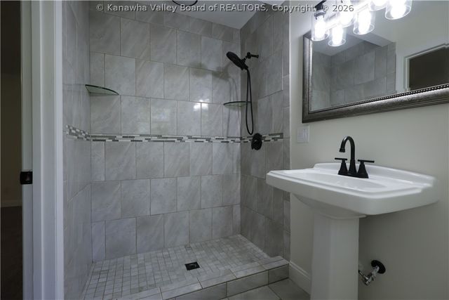 306 Lake Drive, Hurricane, WV 25526