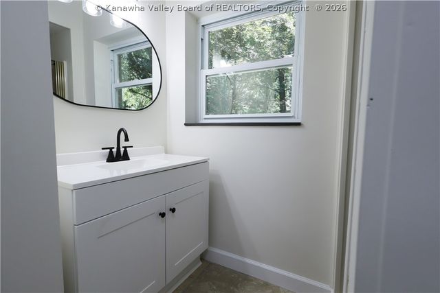 306 Lake Drive, Hurricane, WV 25526