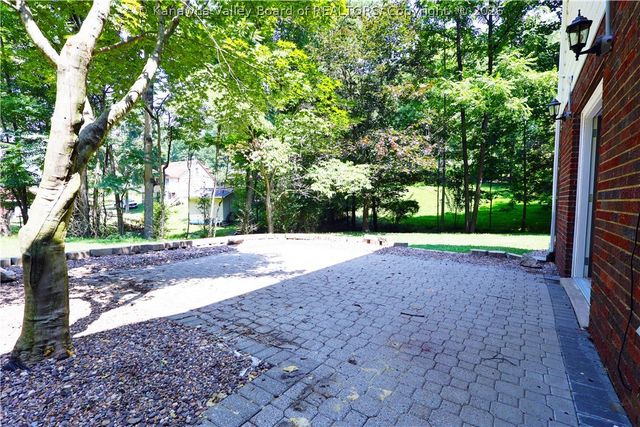 306 Lake Drive, Hurricane, WV 25526