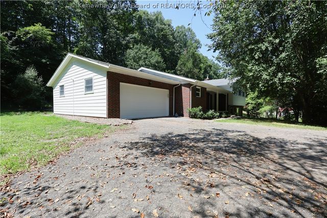 306 Lake Drive, Hurricane, WV 25526