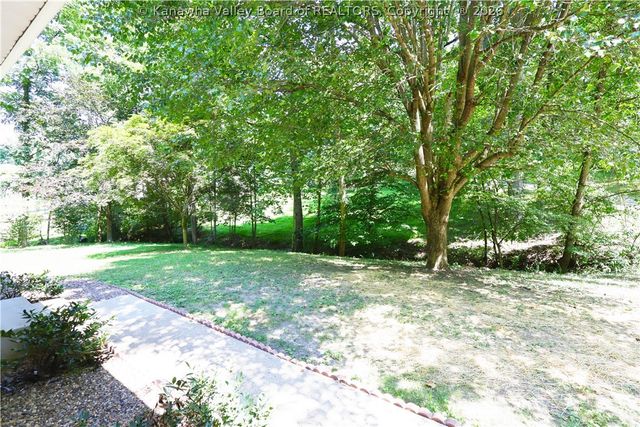 306 Lake Drive, Hurricane, WV 25526