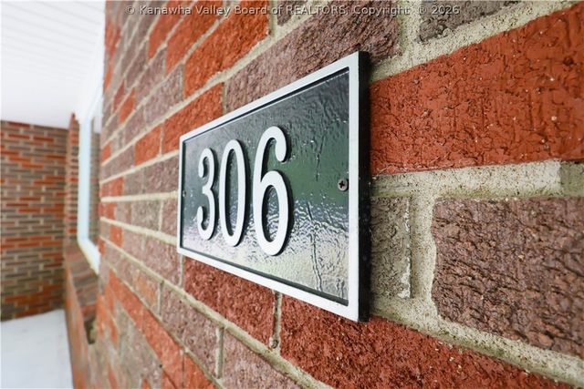 306 Lake Drive, Hurricane, WV 25526