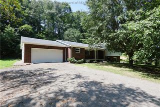 306 Lake Drive, Hurricane, WV 25526