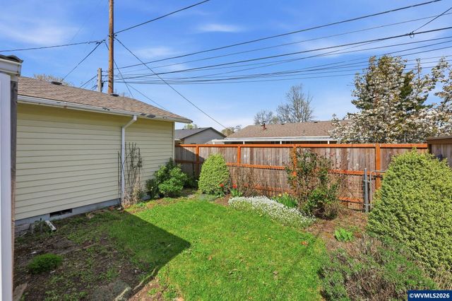 1383 Thompson Rd, Woodburn, OR 97071