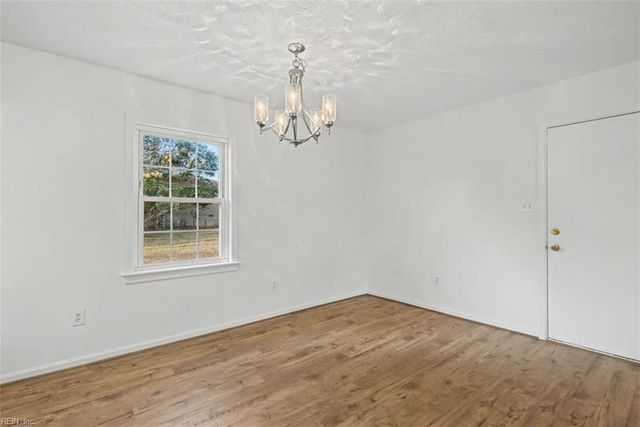 20 Linda DR, Newport News, VA 23608