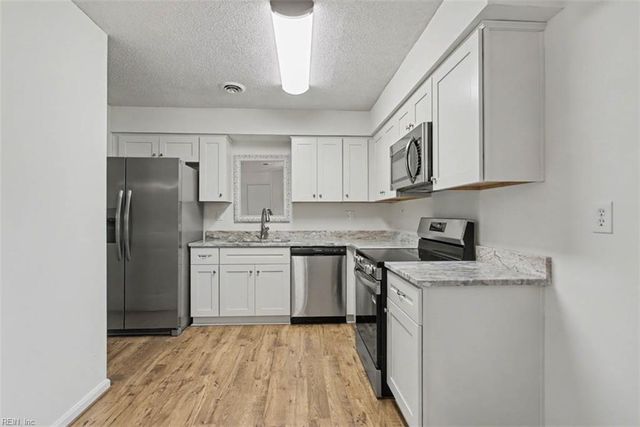 20 Linda DR, Newport News, VA 23608