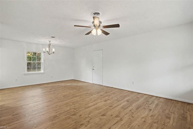 20 Linda DR, Newport News, VA 23608