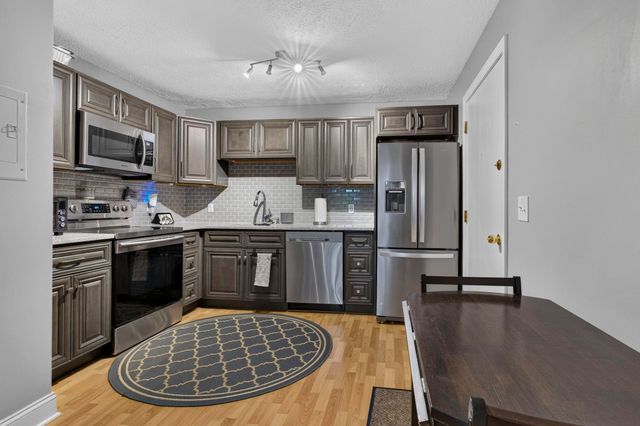 60 Old Hackett Hill Rd Apt 2H, Manchester, NH 03102