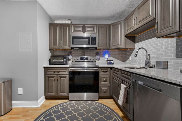 60 Old Hackett Hill Rd Apt 2H, Manchester, NH 03102