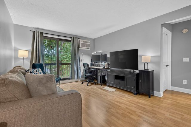 60 Old Hackett Hill Rd Apt 2H, Manchester, NH 03102