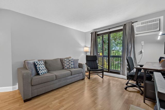 60 Old Hackett Hill Rd Apt 2H, Manchester, NH 03102