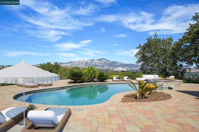 300 Oak View Ter, Danville, CA 94526