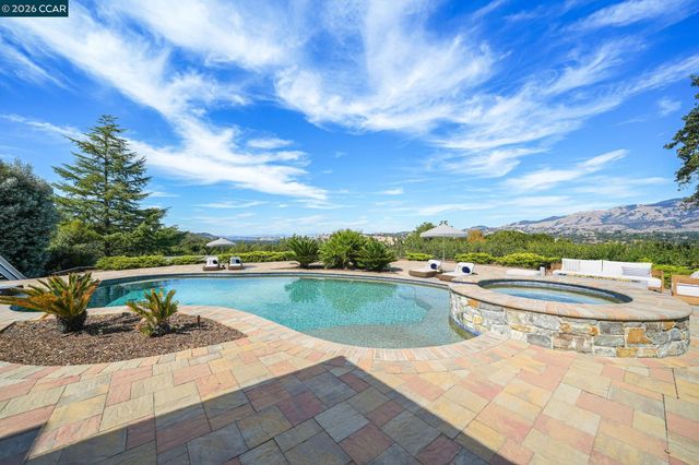 300 Oak View Ter, Danville, CA 94526