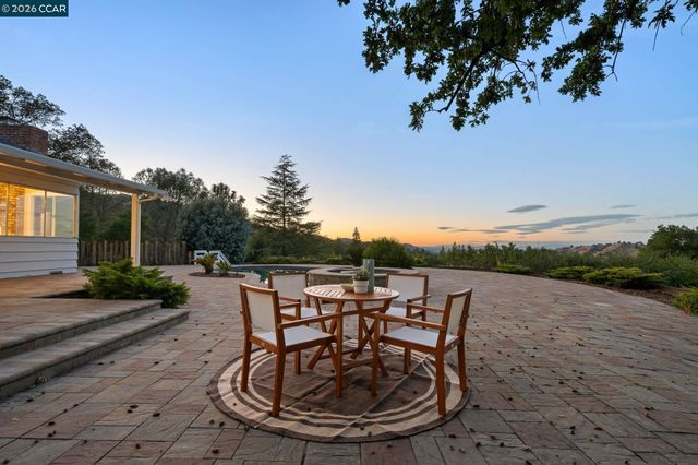 300 Oak View Ter, Danville, CA 94526