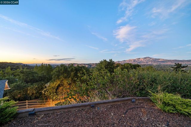 300 Oak View Ter, Danville, CA 94526