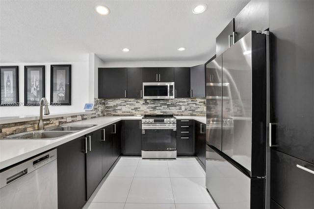 448 NW 15th Way, Fort Lauderdale, FL 33311