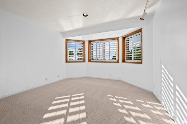 6082 BREEZE CIR, Ogden, UT 84403