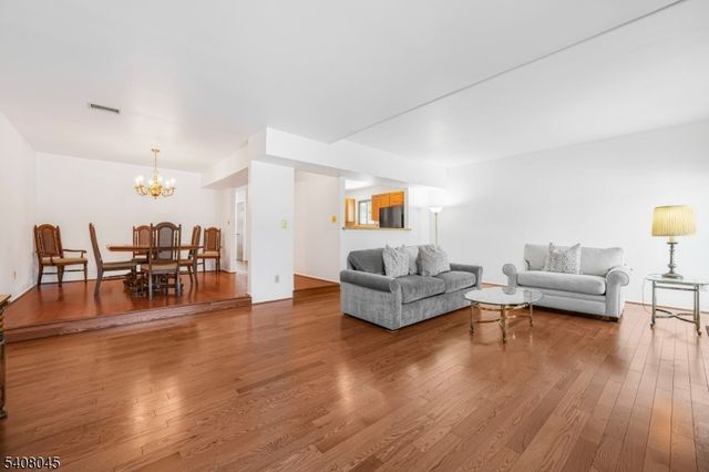 175 Castle Ridge Dr, East Hanover Twp., NJ 07936