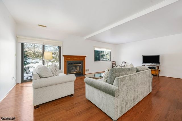 175 Castle Ridge Dr, East Hanover Twp., NJ 07936