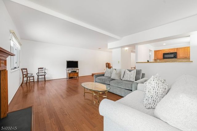 175 Castle Ridge Dr, East Hanover Twp., NJ 07936