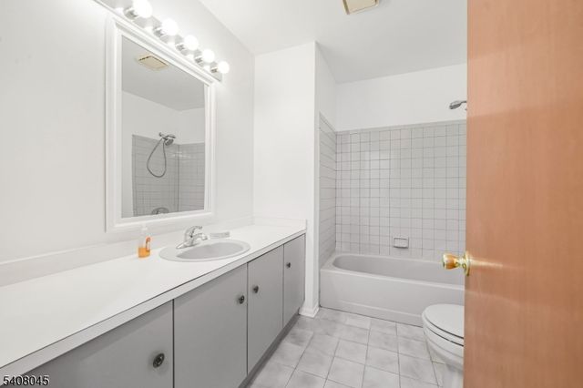 175 Castle Ridge Dr, East Hanover Twp., NJ 07936