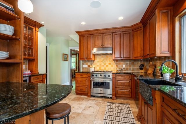 275 Highwood Ave, Ridgewood Village, NJ 07450