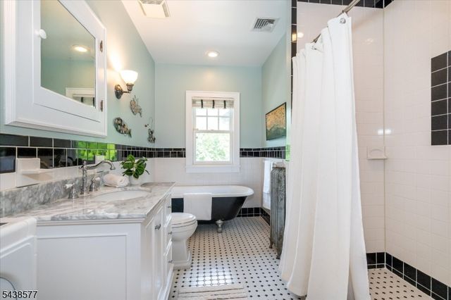 275 Highwood Ave, Ridgewood Village, NJ 07450