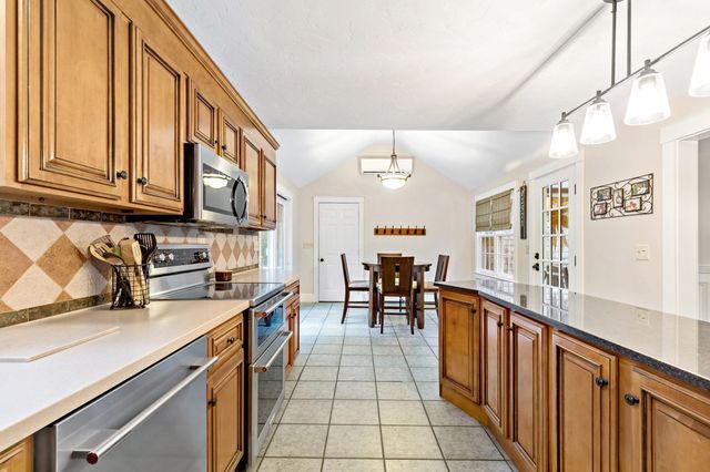 18 Dinahs Way, Wareham, MA 02571