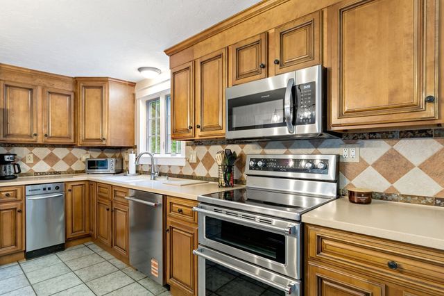 18 Dinahs Way, Wareham, MA 02571