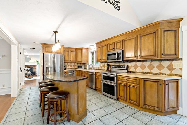 18 Dinahs Way, Wareham, MA 02571