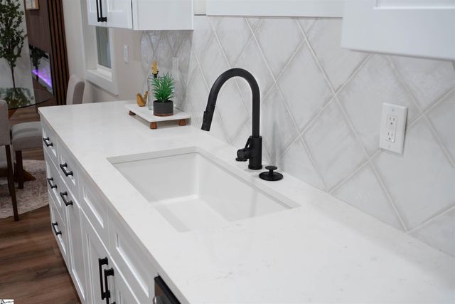 28 6th Street, Greenville, SC 29611